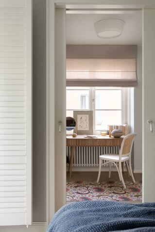 przytulne domowe biuro w sypialni