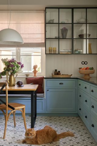 niebieska kuchnia z czarnym blatem