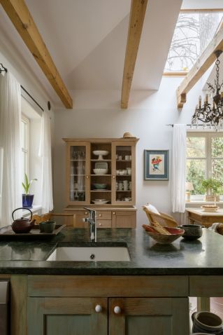 kuchnia z drewnianymi belkami sufitowymi