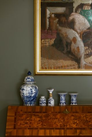 meble i dekoracje z różnych epok w salonie