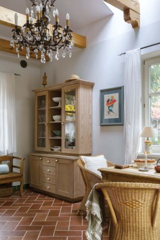 kuchnia z drewnem i belkami sufitowymi