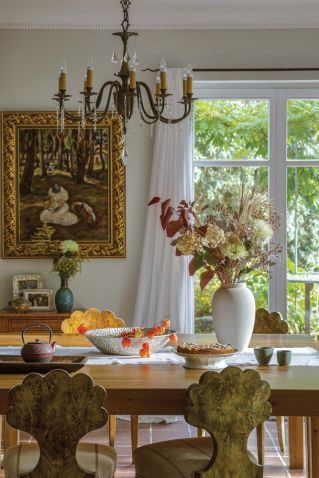 jadalnia w willi z historią i artystycznym klimatem