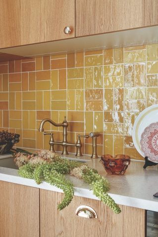 żółte kafelki w kuchni