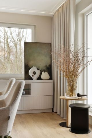 Jasny, kaszmirowy pokój dzienny