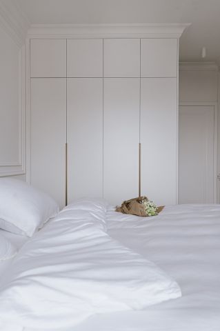minimalistyczna sypialnia w bieli