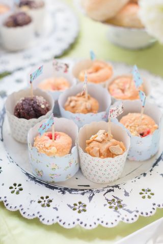 pomysły na dekoracje stołu komunijnego dla chłopca