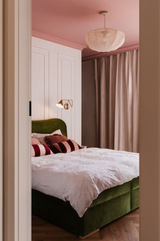 sypialnia z różowym sufitem