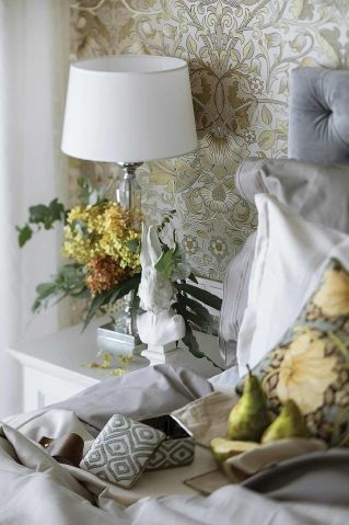 złota tapeta w sypialni