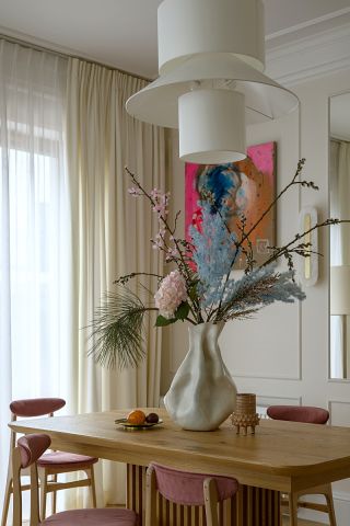 kobiece mieszkanie z ryflowanymi meblami i sztuką