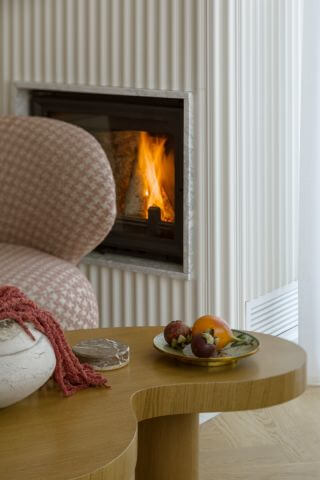 mieszkanie z kominkiem i ryflowanymi meblami