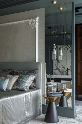 sypialnia ze ścianą z lustrzanych płytek