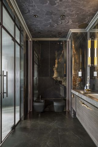 nowoczesny pokój kąpielowy z ciemną zabudową i nastrojowym oświetleniem