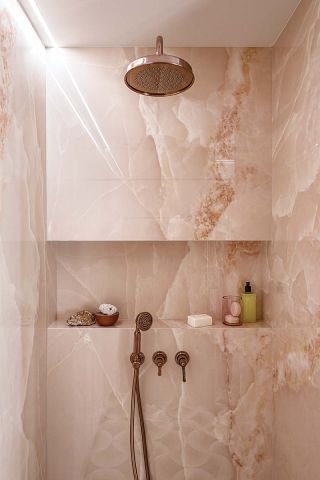 różowy onyks w łazience