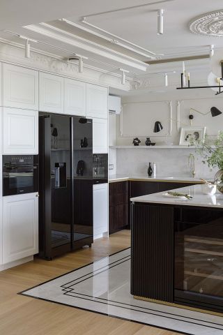 wyspa kuchenna z ciemnego drewna