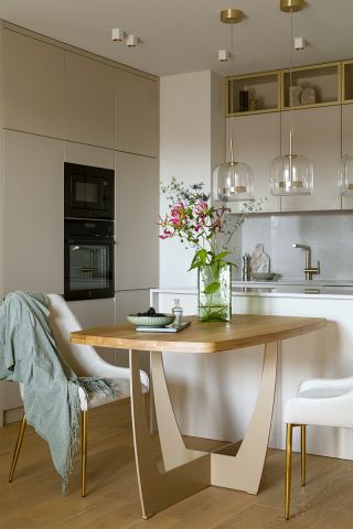 kuchnia kaszmirowa z drewnem