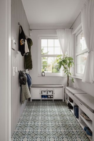 przedpokój w domu inspirowanym modernizmem