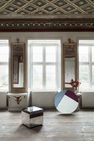 Stolik z luster i lustro w stylistyce lat 80.