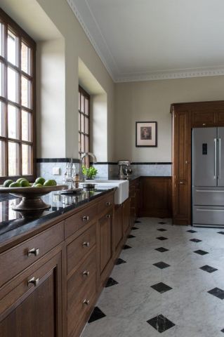 elegancka kuchnia w ciemnym drewnie