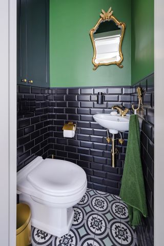 zielona łazienka w bloku
