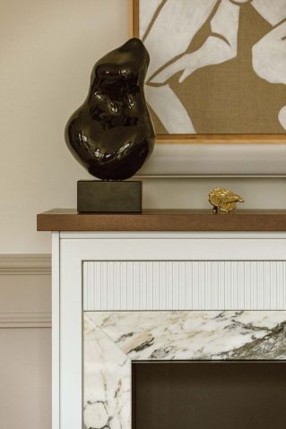 elegancki i przytulny salon z kominkiem