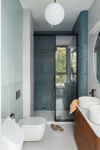 matowe płytki obok błyszczących w łazience