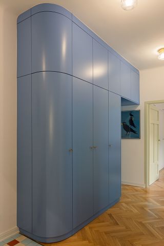 aranżacja przedpokoju w mieszkaniu w modernistycznej kamienicy