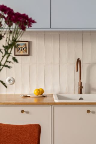 kuchnia w mieszkaniu w modernistycznej kamienicy