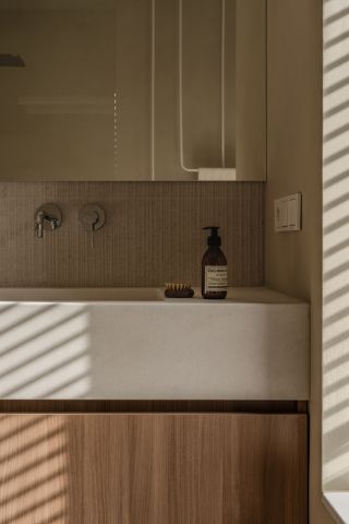 duża umywalka w łazience