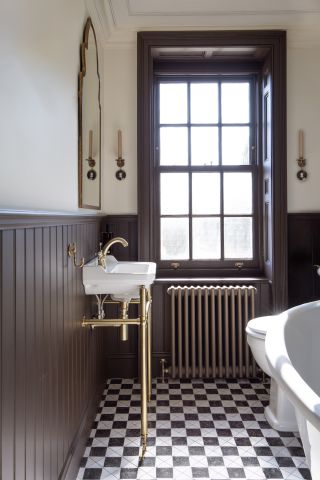 płytki ułożone w szachownicę