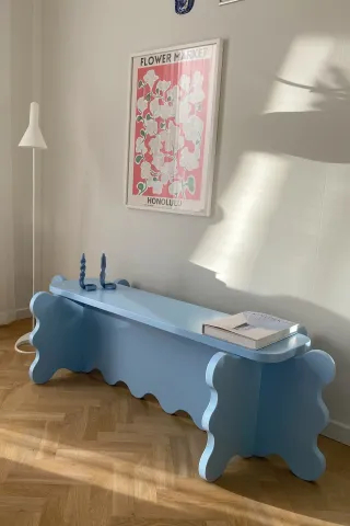 ławka o pofalowanej linii