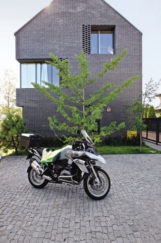 Beton i stal obok drewnianych rzeźb. Surowa prostota architektury modernizmu i tysiącletnia tradycja Azji. Wyjątkowe