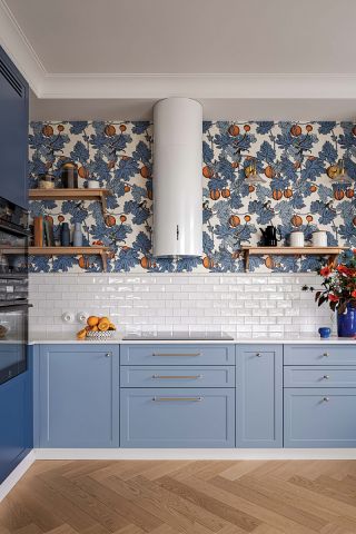 niebieska kuchnia z tapetą