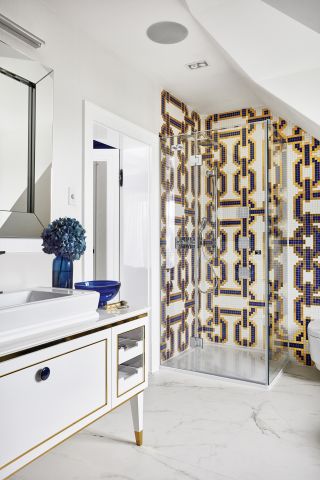 biała łazienka ze złotymi dodatkami