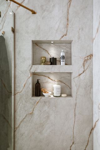 luksusowa beżowa łazienka w apartamencie