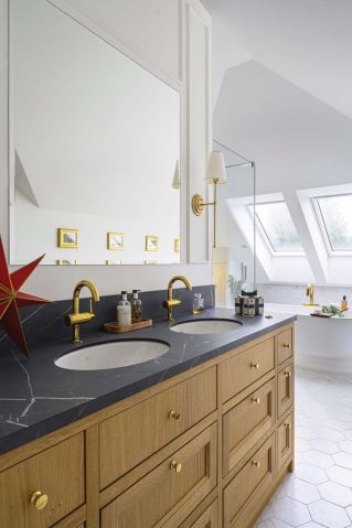 łazienka w stylu skandynawskim i angielskim