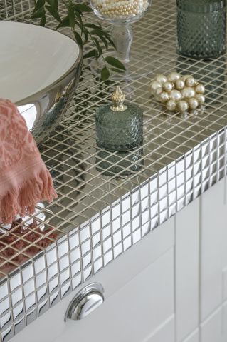 srebrne płytki łazienkowe