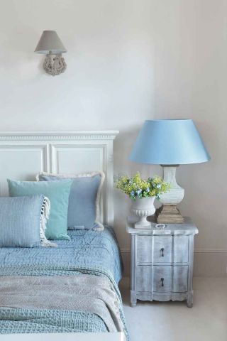 Pałacowo i surowo: styl loftowy obok francuskiej klasyki