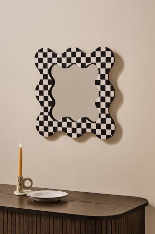 lustro z ramą w kratkę