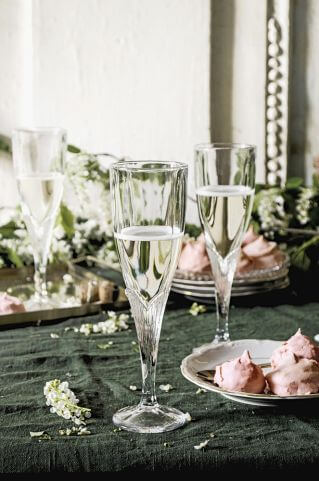 przyjęcie sylwestrowe dekoracja stołu i wnętrza