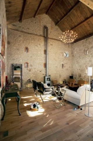 Gospodarze zachowali okienka dawnej stodoły, a w podłodze zamontowali małe halogeny.