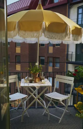 Żółty parasol ogrodowy