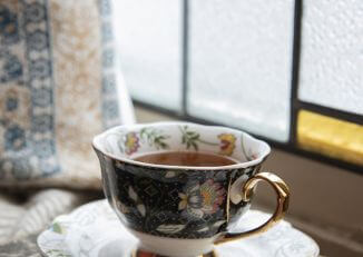 Filiżanka porcelowa kwiaty na czarno-złotym tle 200 ml komplet 2 szt.