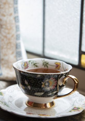 Filiżanka porcelowa kwiaty na czarno-złotym tle 200 ml komplet 2 szt.