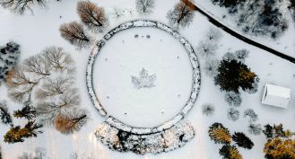 jakie akcesoria są niezbędne zimą w ogrodzie