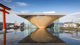 Shigeru Ban architektura i działalność społeczna w Muzeum Manggha w Krakowie