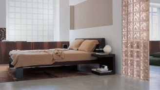 ścianka działowa z luksferów w sypialni