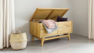 drewniana skrzynia do sypialni