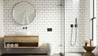 nowoczesna łazienka z otwartym przeszklonym prysznicem. wystrój białe kafle z elementami drewna i czarnymi metalowymi akcentami