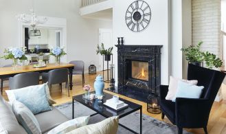 salon z kominkiem i telewizorem