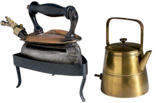 Żelazko rozgrzewane wrzątkiem gotowanym w elektrycznym czajniczku, fot. Forum